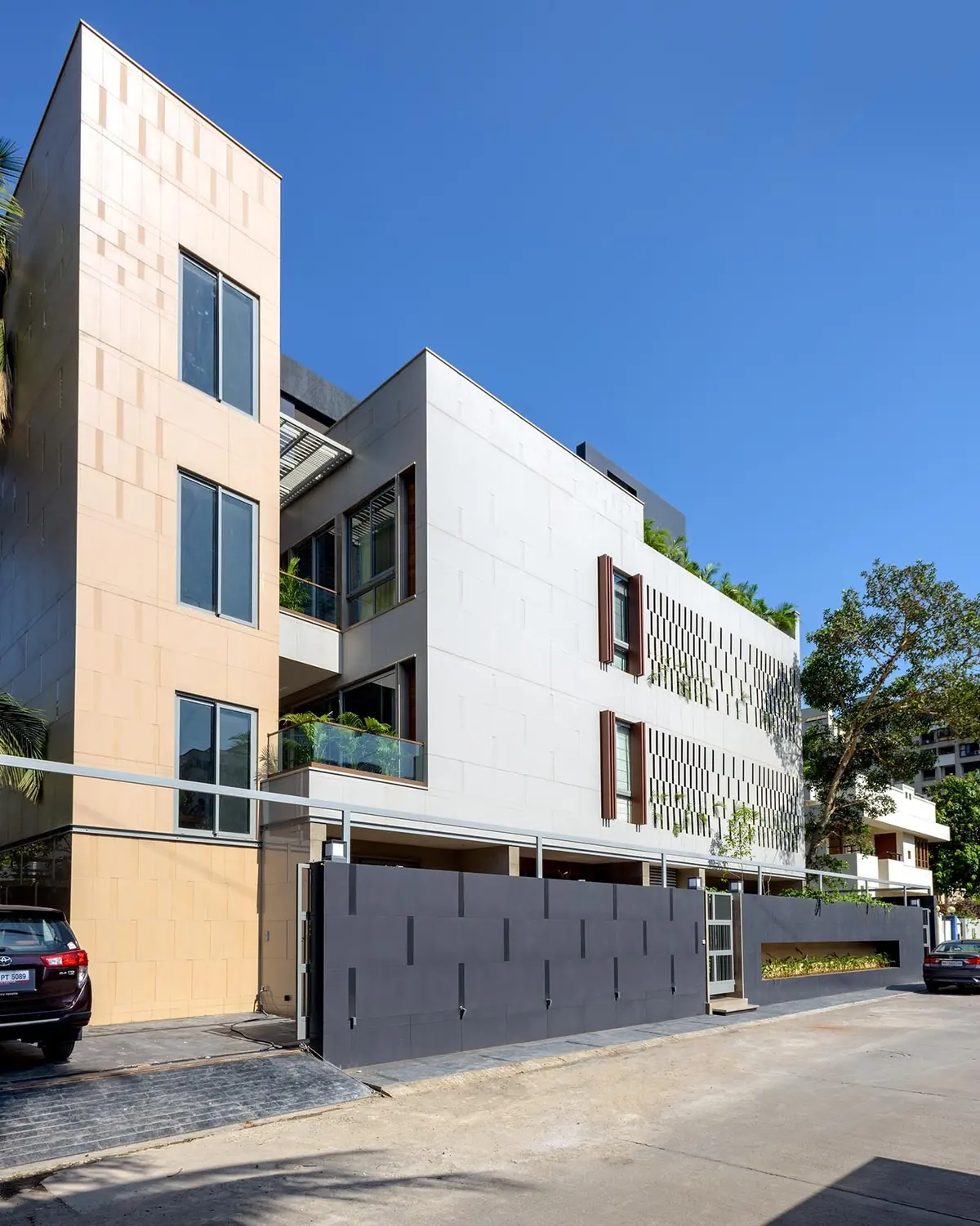 Cutting Edge House: exterior from the street corner.